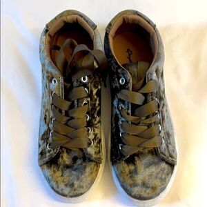 QUPID GREEN VELVET SNEAKERS. NEW